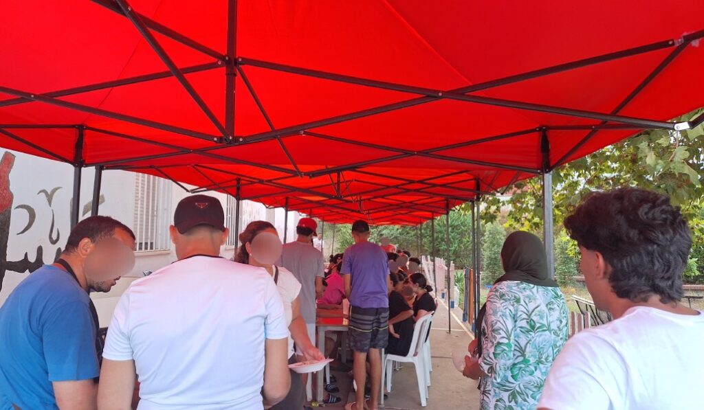 Además de alojamiento se ofrece comida, duchas e información. Foto: Carlos Méndez.