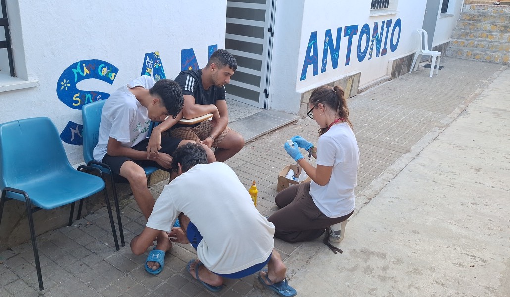 Los voluntarios atienden pequeñas lesiones. Foto: Carlos Méndez.
