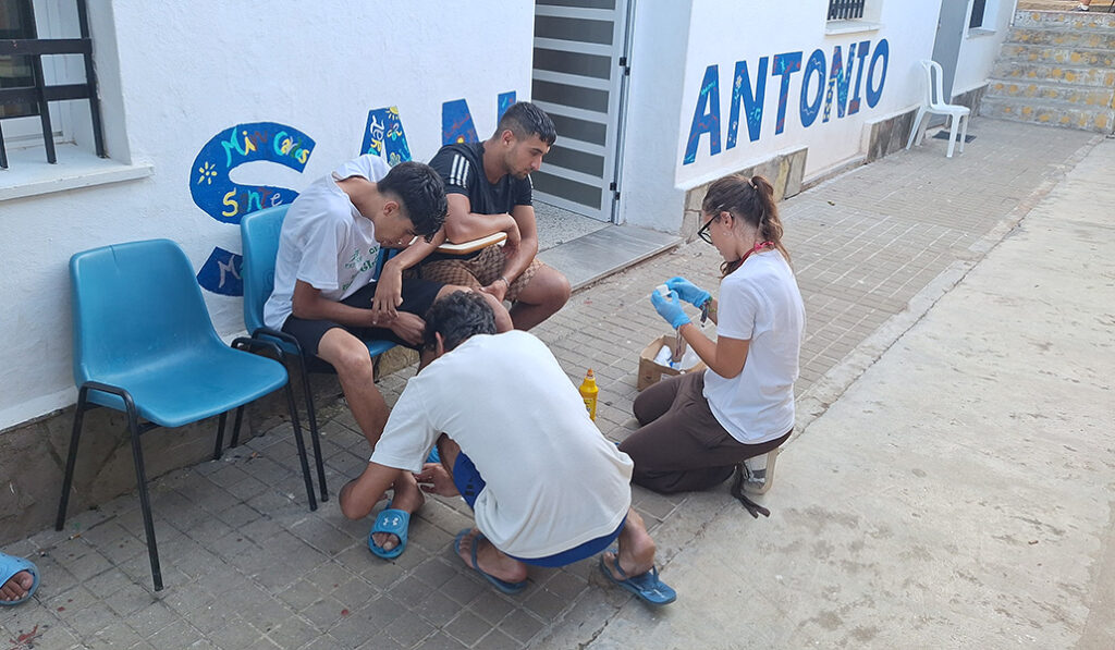 En el Centro San Antonio también se ofrece comida, duchas y atención sanitaria a pequeñas heridas y lesiones.