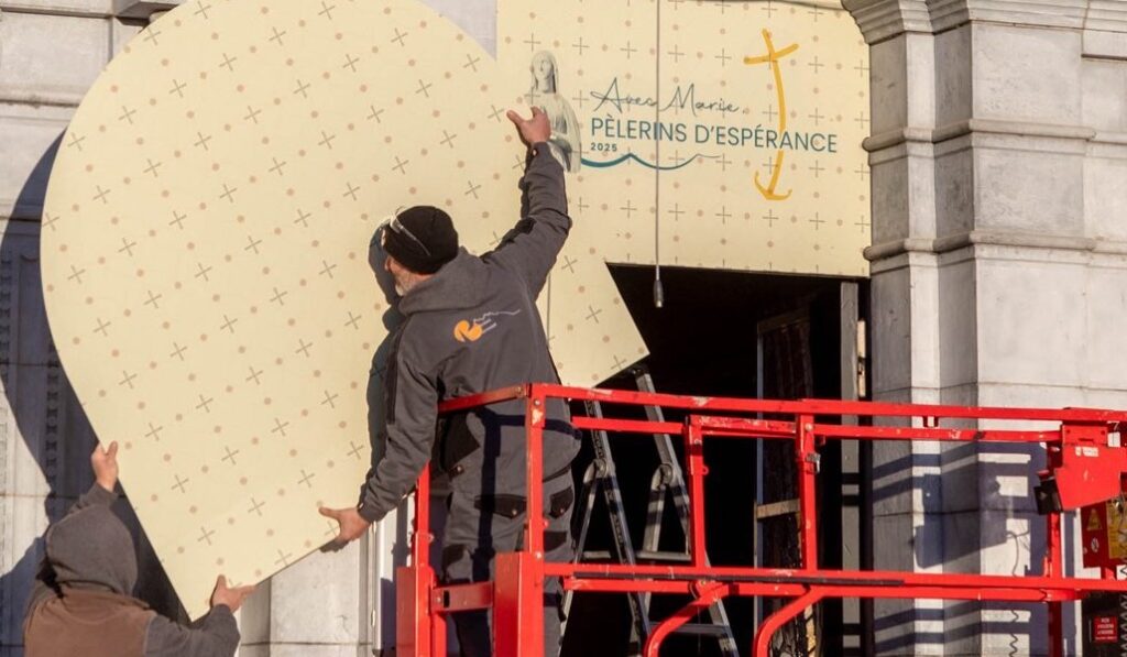 Trabajos para ocultar los  mosaicos de Rupnik. Foto: OSV News. 