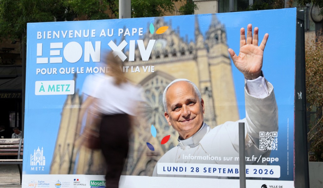 Cartel de bienvenida al Santo Padre en Metz. Foto: OSV News / Reuters / Andree Napolitano.
