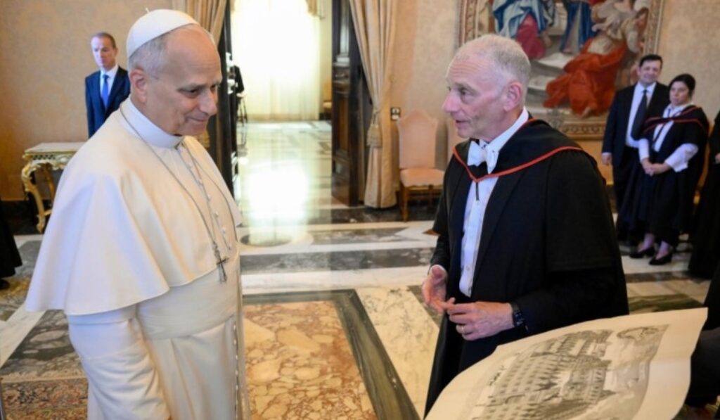 El Santo Padre saluda a Neil Mendoza, preboste de Oriel College. Foto: Vatican Media.