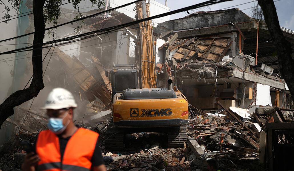 Retroexcavadora demoliendo un edificio afectado por el terremoto del pasado 10 de agosto, este lunes, en Cali (Colombia)