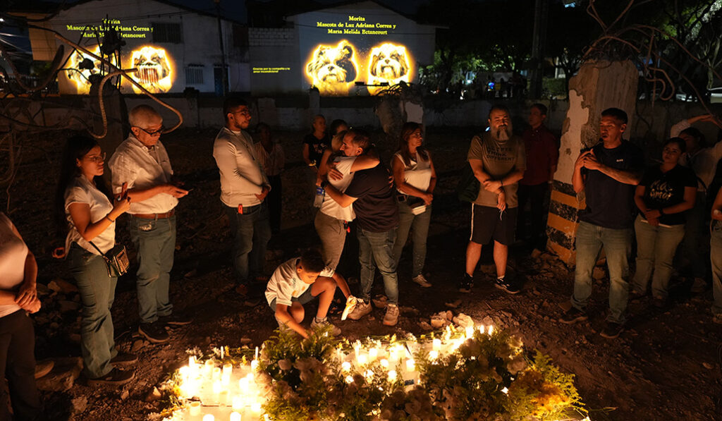 Personas participan en un homenaje a las víctimas del terremoto del pasado 10 de agosto, en el lugar donde estaba el edificio Torres del Limonar, este viernes en Cali (Colombia).