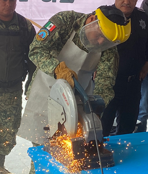 Un militar destruye una de las armas entregadas en el marco de la iniciativa 'Sí al desarme, sí a la paz'