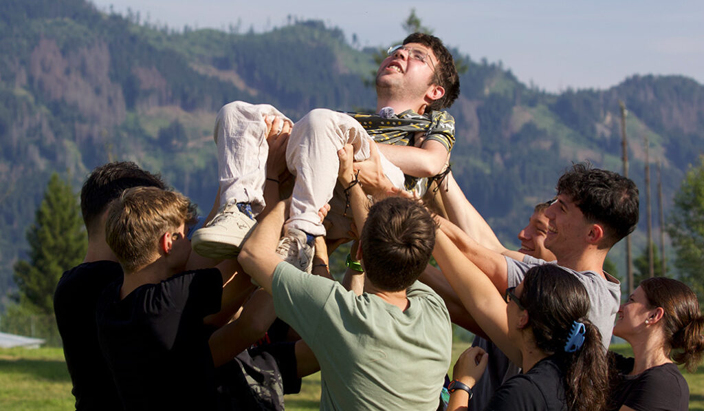 El joven protagonista del documental, con sus amigos en el bucólico paisaje donde vive.