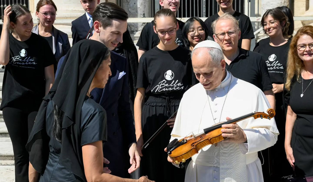 Los jóvenes del Ensemble Bella Musica con León XIV durante la audiencia del pasado miércoles.