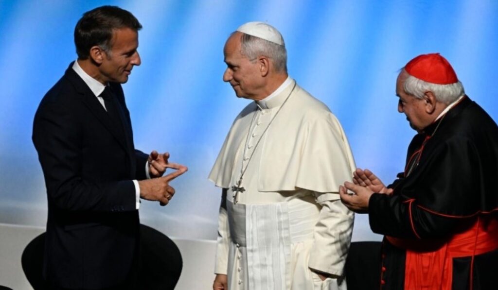 El Papa entre Macron y el cardenal Aveline, presidente del episcopado francés. Foto: Vatican Media.