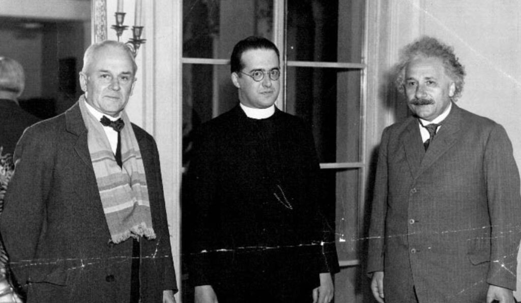 Lemaître con Robert A. Millikan y Albert Einstein. Foto: Gliscritti.