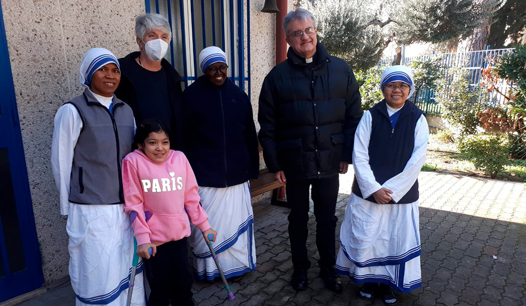 El padre Scalese con misioneras de la Caridad en la casa de Tor Bella Monaca, en Roma.