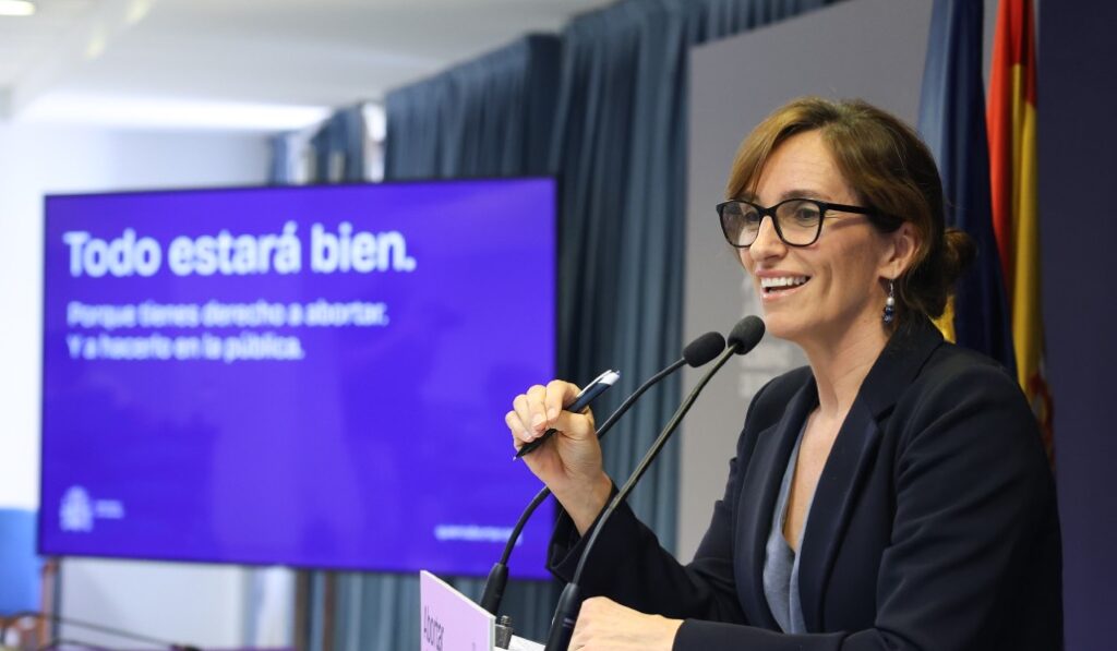 La ministra de Sanidad con los mensajes de la campaña. Foto: EFE / Borja Sanchez-Trillo.