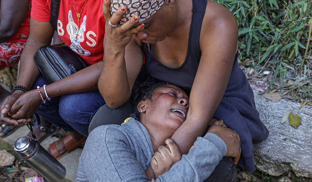 Unas mujeres lloran junto a los cuerpos de varias personas en Kenscoff, Haití —en las afueras de Puerto Príncipe—, quienes perdieron la vida durante una incursión nocturna perpetrada por una banda armada