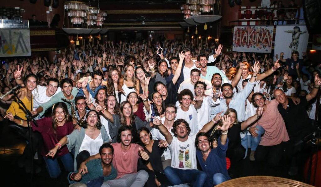 Tras uno de los numerosos conciertos del grupo. Foto: Hakuna Group Music.
