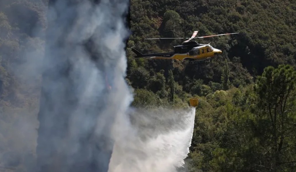 Imagen del incendio forestal de Quiroga (Lugo) la pasada semana. EFE/Eliseo Trigo