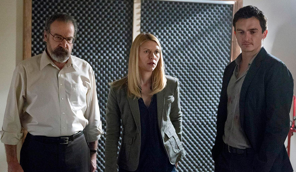 Mandy Patinkin, Claire Danes y Rupert Friend en una escena de la serie.