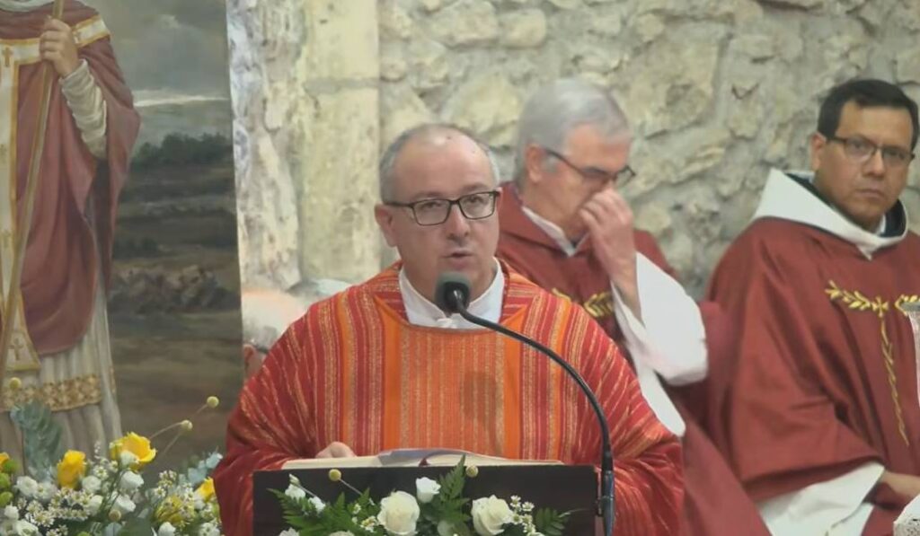 El custodio de Tierra Santa durante su intervención. Foto: Popular TV Cantabria.