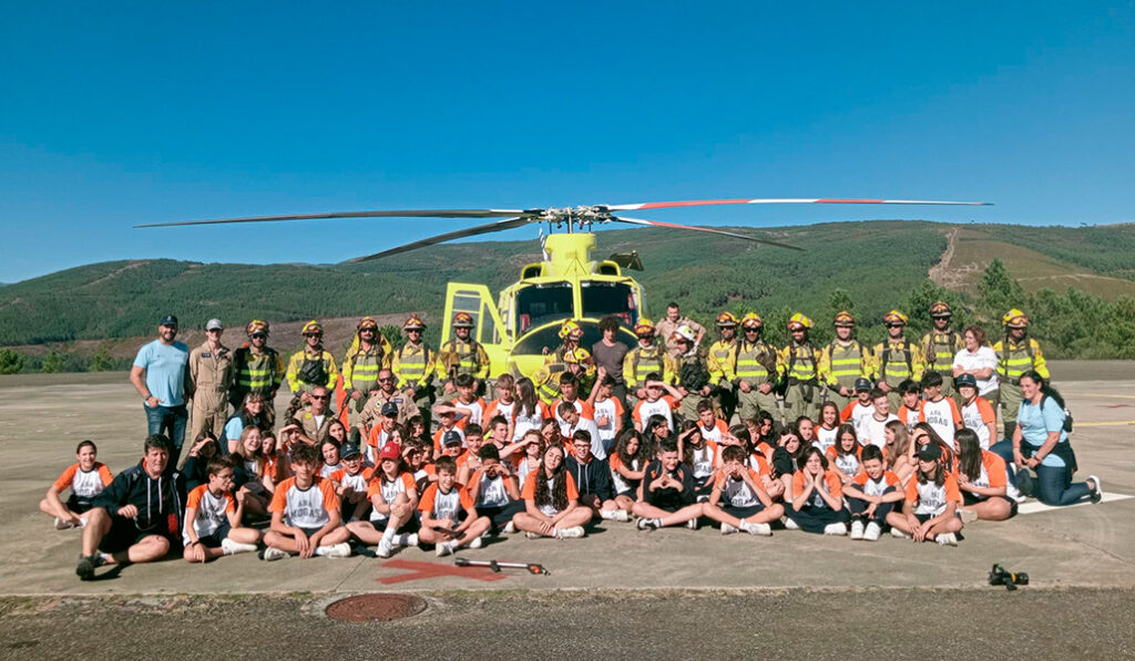 Subirse a un helicóptero capaz de extinguir incendios con 5.000 litros de agua conciencia.