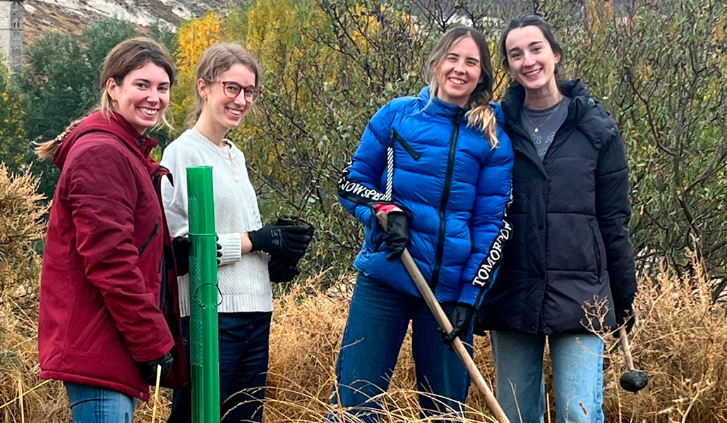 Residentes del Colegio Mayor Roncalli en su reforestación de un pueblo en Valladolid.