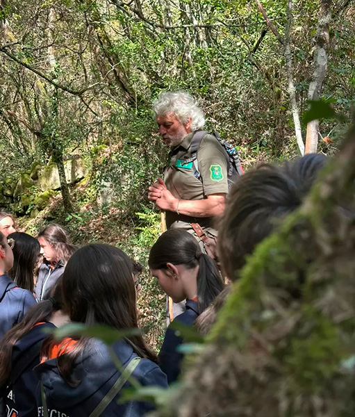 El agente Xosé Santos organiza «baños de bosque» para los alumnos de las franciscanas de Orense.