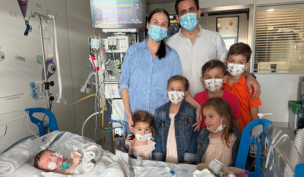 El bebé con su familia al completo.
