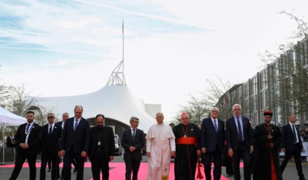 Distintos líderes religiosos han recibido a León XIV a su llegada. Foto: Vatican Media.