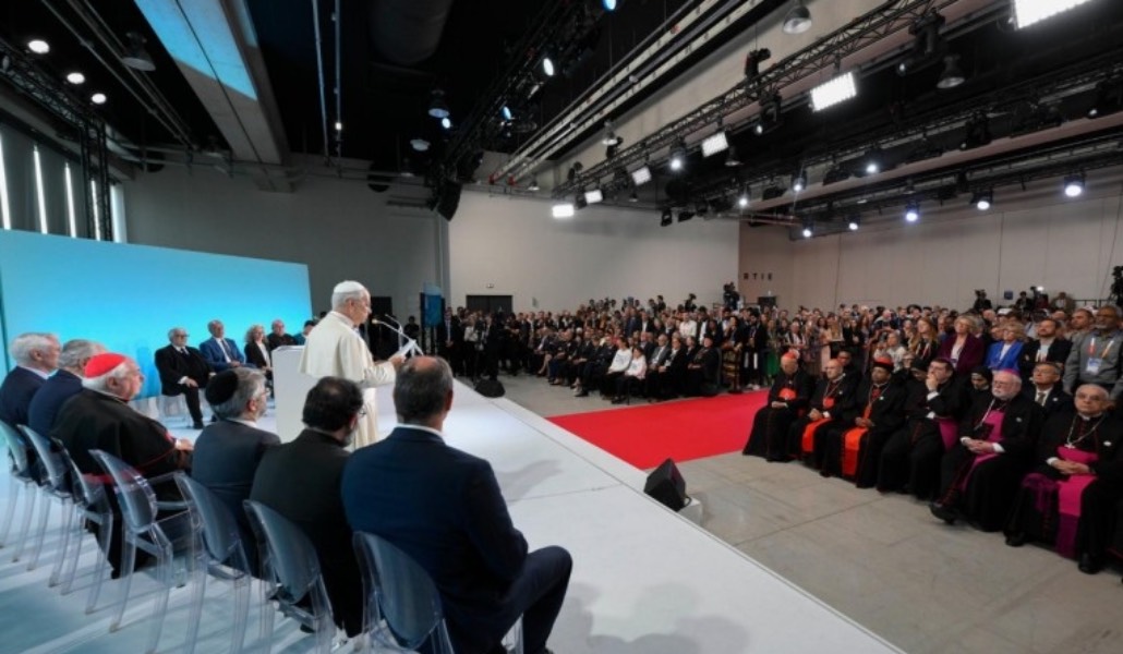 El Papa lee su discurso ante líderes religiosos en el Centro de Congresos Robert Schuman. Foto: Vatican Media.