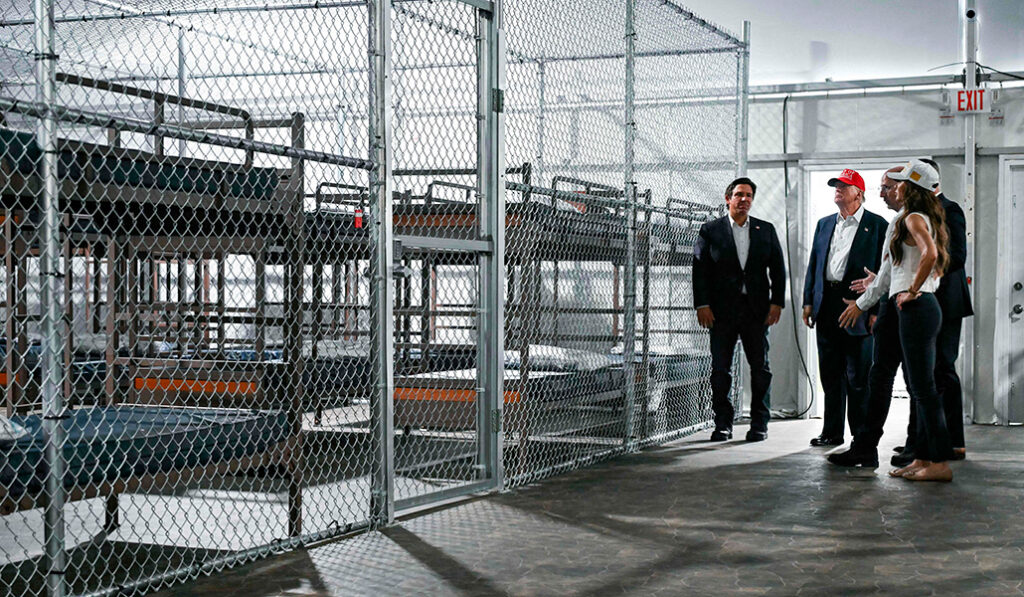 Trump inauguro el centro de detención en julio de 2025. Foto: AFP / Andrew Caballero Reynolds.