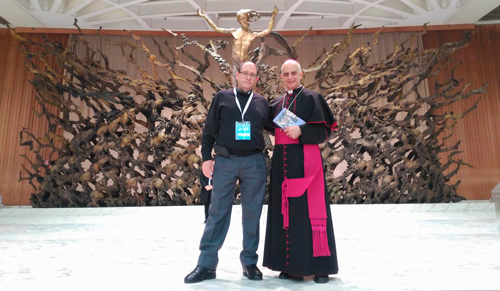Carvajal junto al proprefecto del Dicasterio encargado de la evangelización, Rino Fisichella, en el Aula Pablo VI.