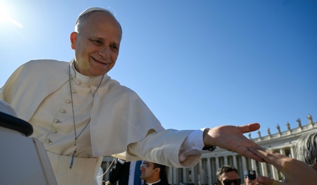 León XIV saluda a los fieles antes de su primera catequesis sobre 'Gaudium et spes'. Foto: Vatican Media.