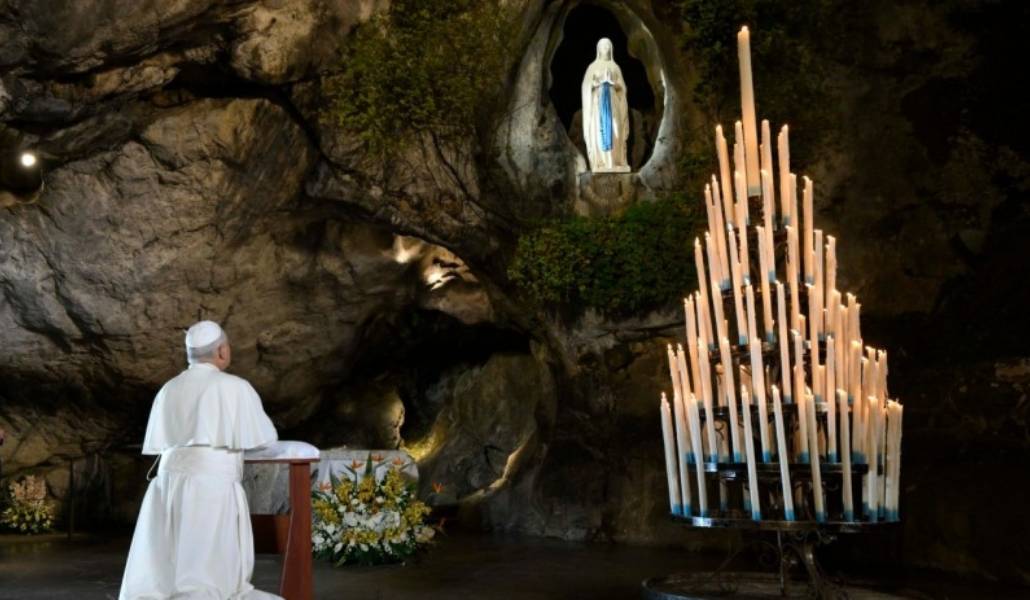 León XIV en oración en la gruta donde se apareció la-Virgen. Foto: Vatican Media.