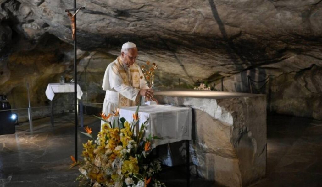 El Papa coloca la Rosa de Oro en el altar de la gruta de Massabielle. Foto: Vatican Media.