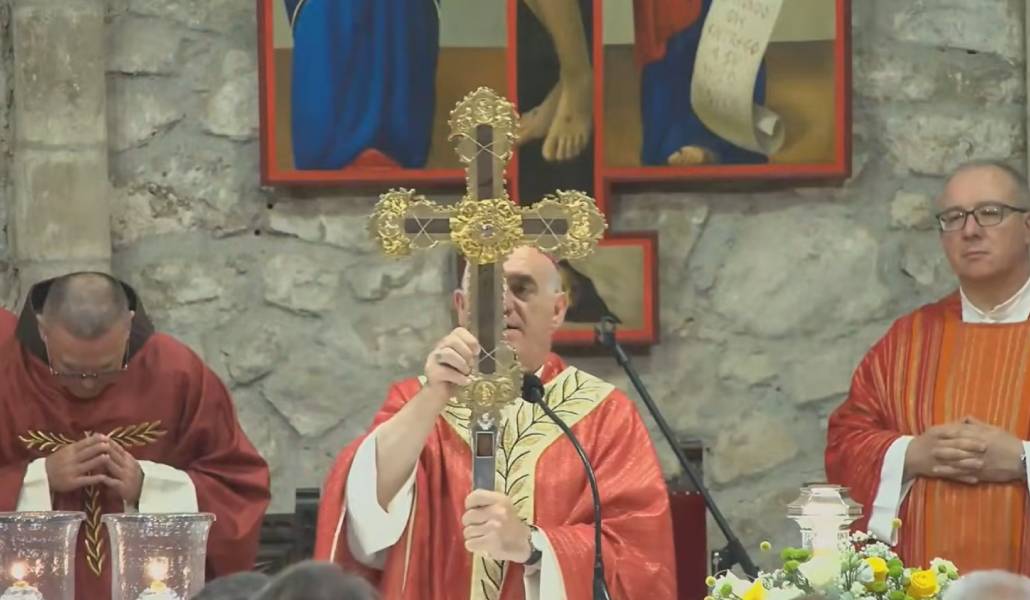 Arturo Ros dio la bendición con el Lignum Crucis tras la celebración. Foto: Popular TV Cantabria.