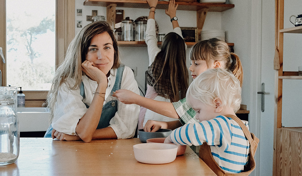 Loreto en casa con sus hijos.