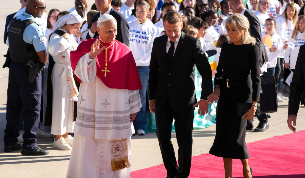 El Papa y Macron.