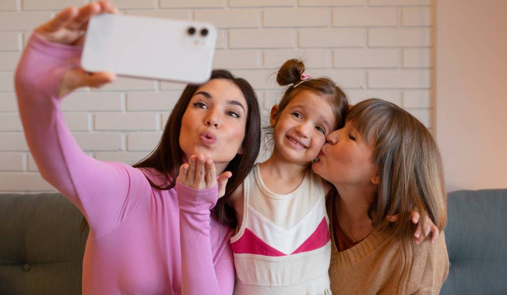 «No suban fotos de sus hijos a internet», piden los expertos. Foto: Pikisuperstar / Magnific.