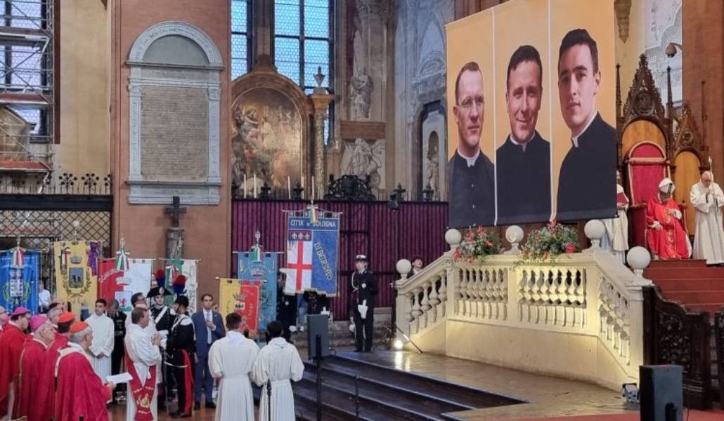 El tapiz que presidió la ceremonia.