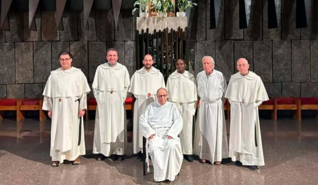 Mercedarios de la basílica de la Merced junto a su patrona.