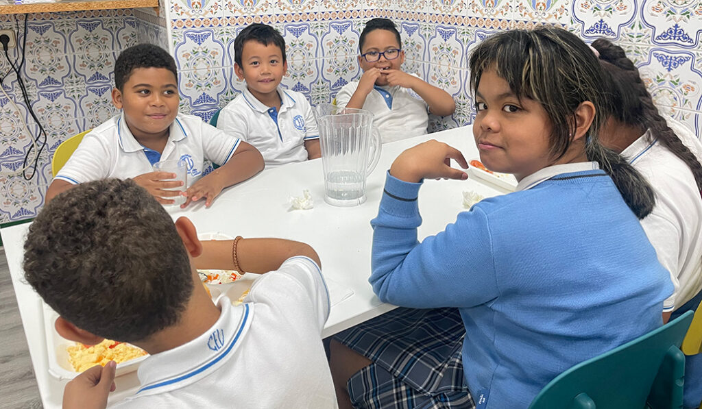 El comedor no solo alimenta a los niños, sino que les pone en contacto con otras hijas de la Caridad no docentes.