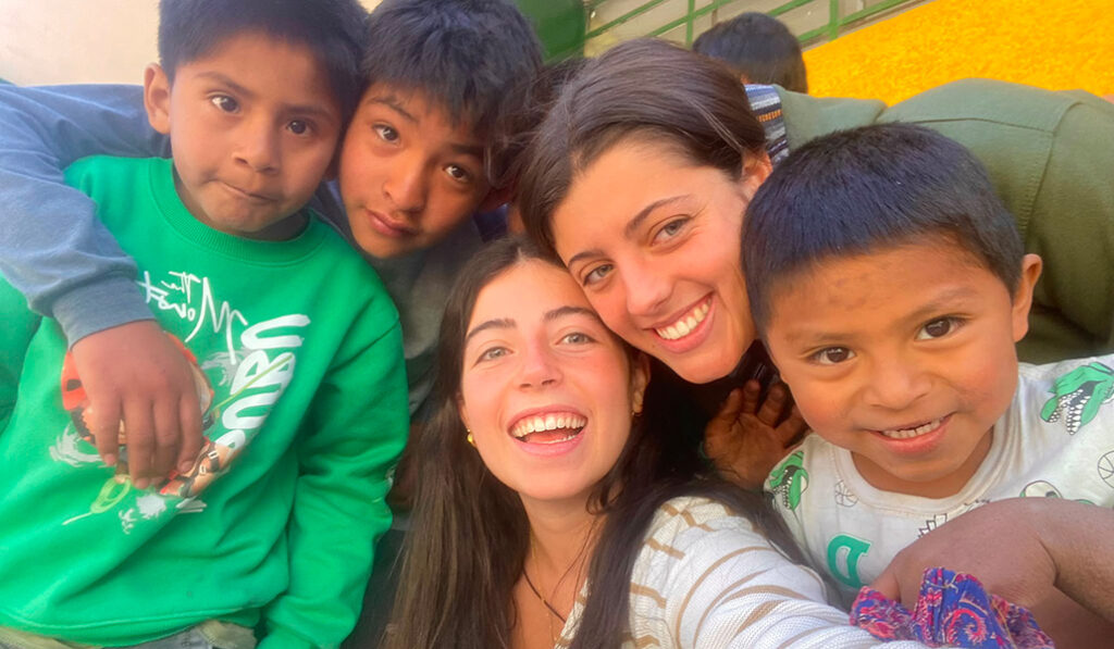 Las hijas de Rocío con los niños de la misión en Perú.