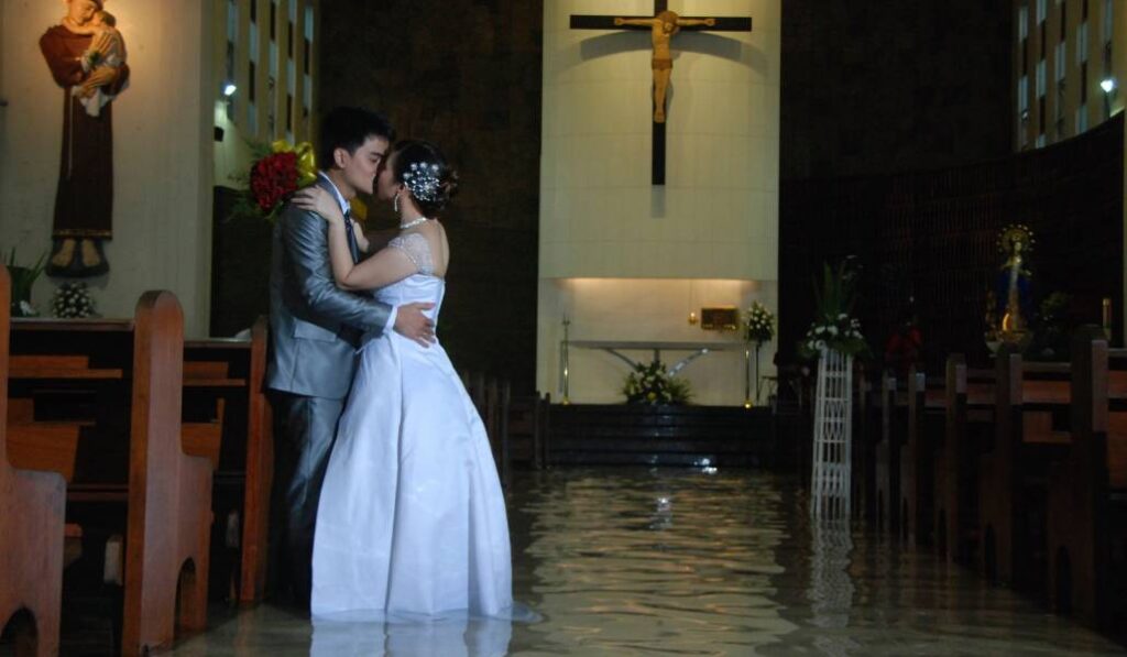 Ramoncito y Hernelie se besan en el agua tras su boda. Foto: Reuters. 