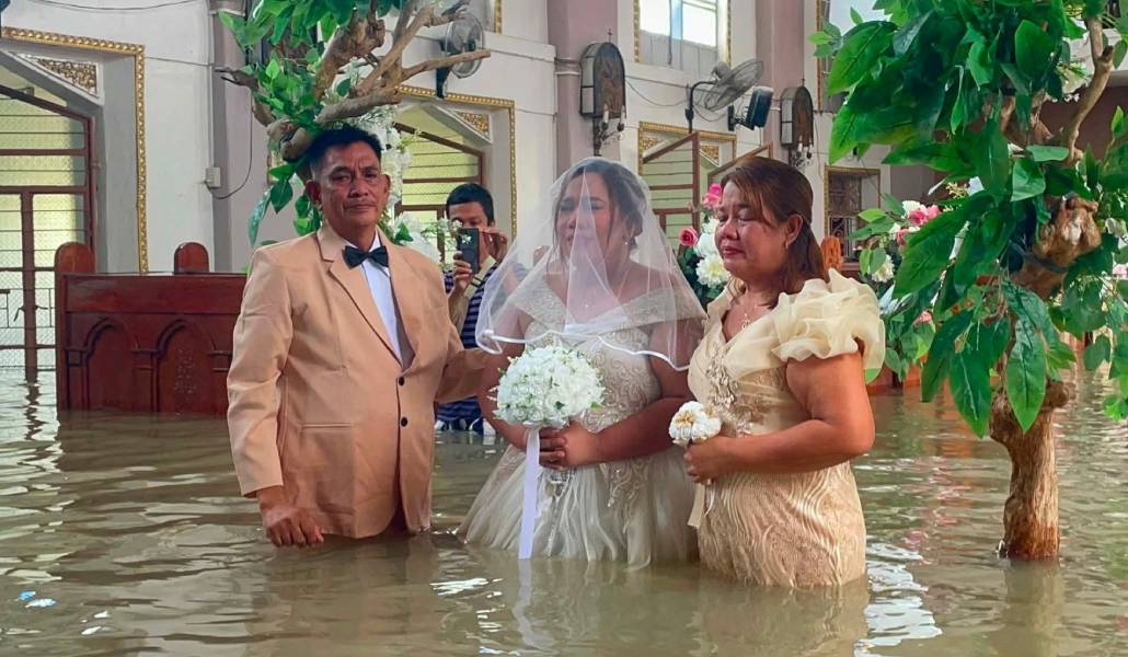 Leian entra en la iglesia acompañada por sus padres. Foto: OSV News / Reuters.