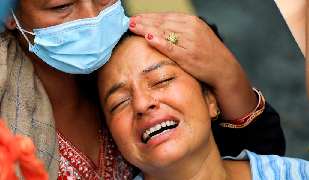 Familias enteras lloran a sus muertos a las puertas del tanatorio de Chitwan.