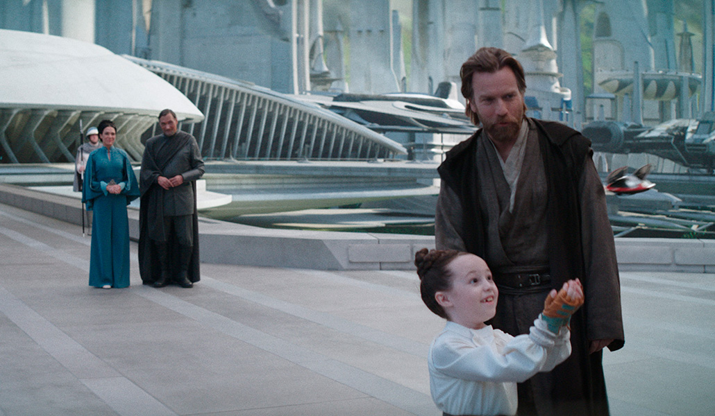 Leia, con 10 años, es quien obliga a Obi-Wan a volver a ponerse en camino.