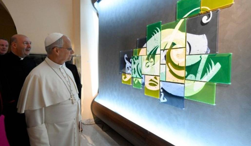 El Papa ante una de las obras de la exposición. Foto: Vatican News.