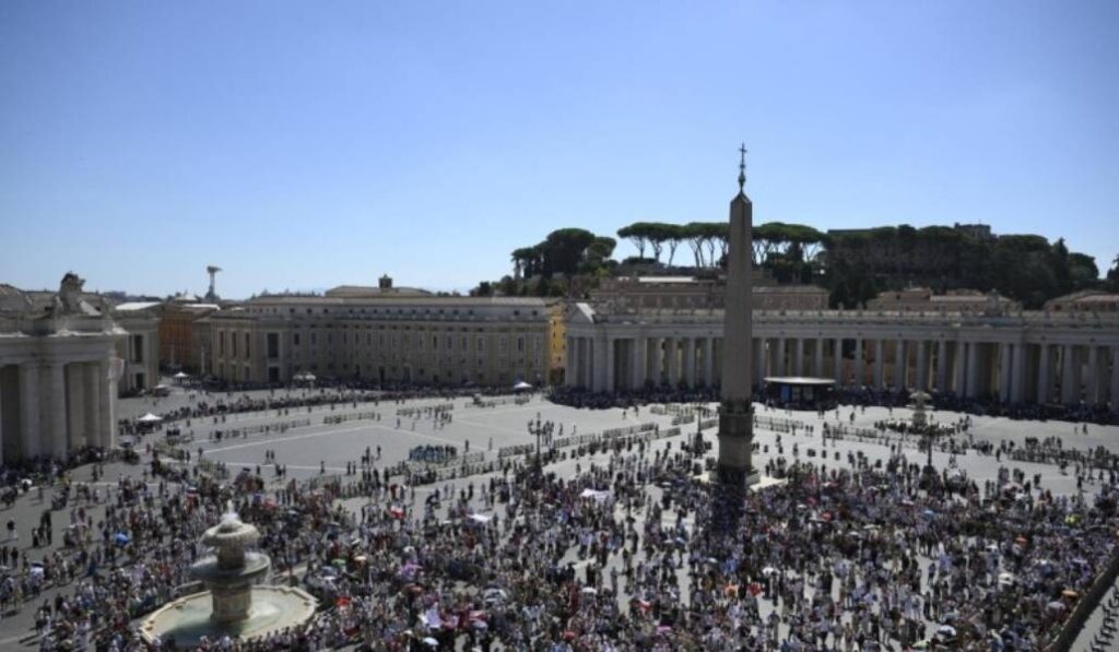 Fieles congregados en la plaza de San Pedro. Foto: Vatican Media.