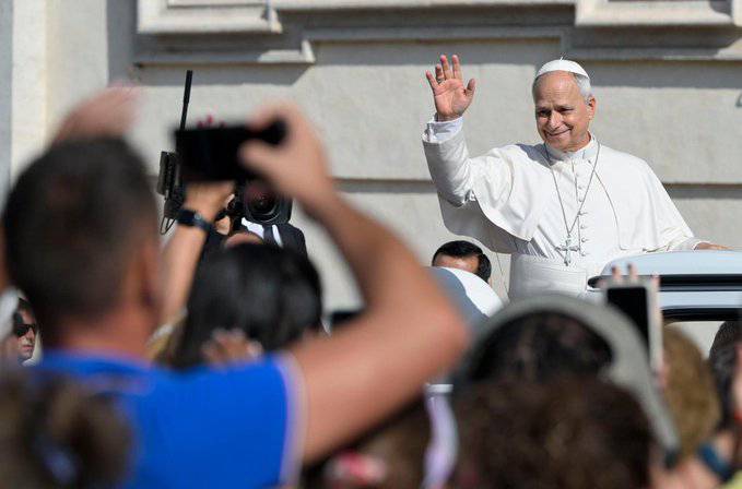León XIV saluda a los feligreses antes de su catequesis. Foto: Vatican News.