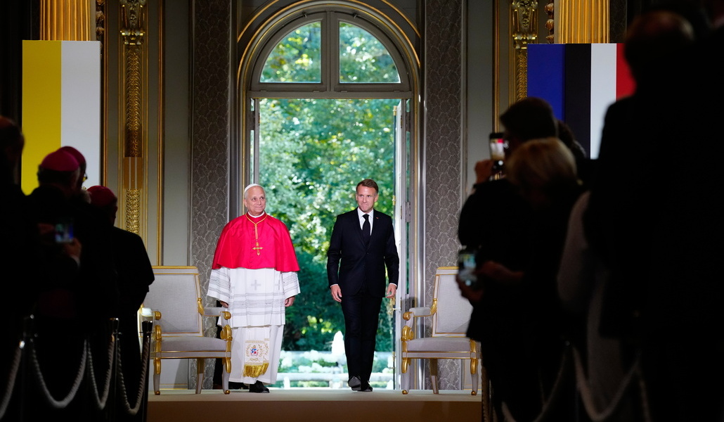 León XIV y Macron llegan al encuentro con las autoridades. Foto: EFE / EPA / Teresa Suárez.