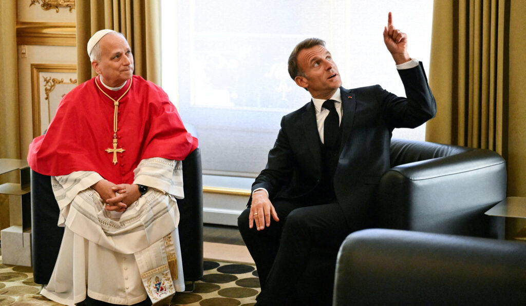 Una instantánea del encuentro privado entre León XIV y el presidente Macron. Foto: Reuters  Alberto Pizzoli. 
