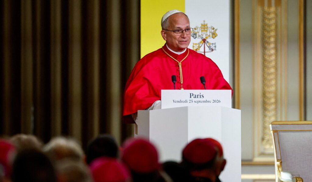 El Santo Padre lee su discurso en el Palacio del Eliseo. Foto: EFE / EPA / Benoit Tessier. 