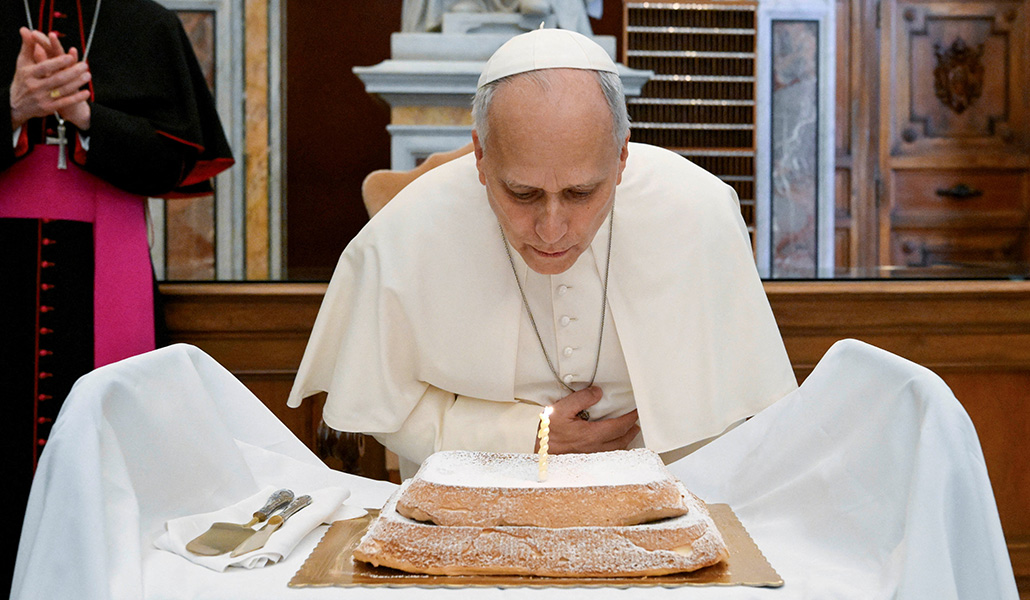 El Papa León sopla la vela del pastel que le ofrendaron por su 71.º cumpleaños, durante su visita para inaugurar la exposición «AQVA - Catástrofe y Maravilla» en la Biblioteca Apostólica Vaticana.